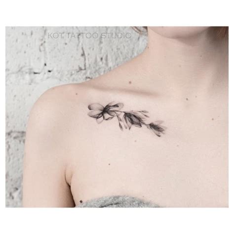 tatuajes arriba del pecho mujer|Tatuajes en el pecho para mujeres: significado y diseños。